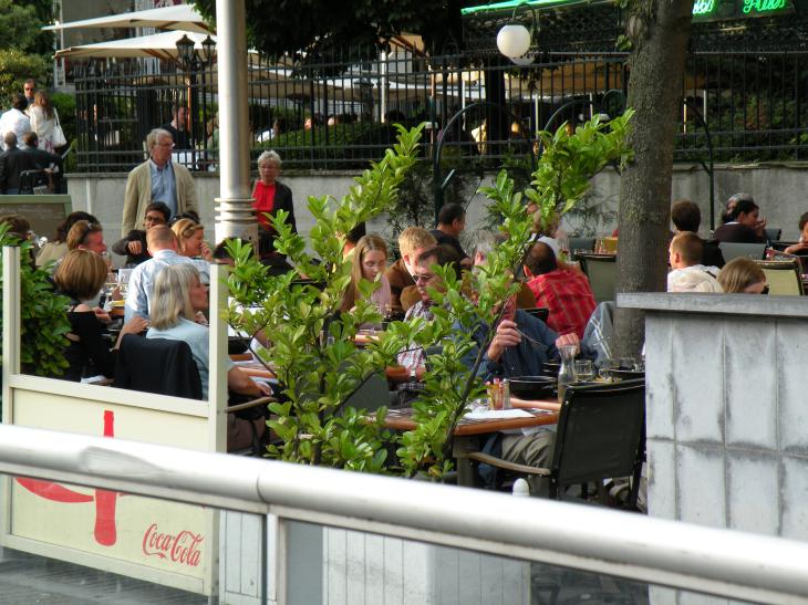  clients attablés à la terrasse d'un restaurant
